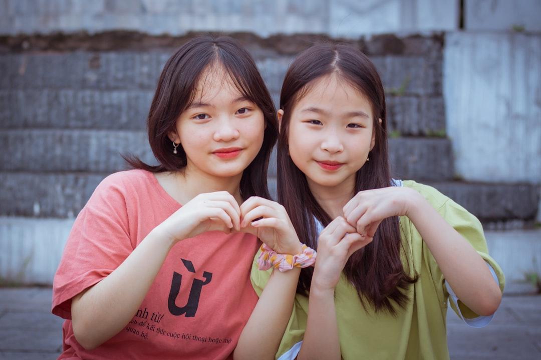 découvrez des idées de prénoms jumelés uniques et tendance pour vos jumeaux. trouvez l'inspiration parfaite pour nommer vos enfants avec des noms harmonieux qui se complètent.