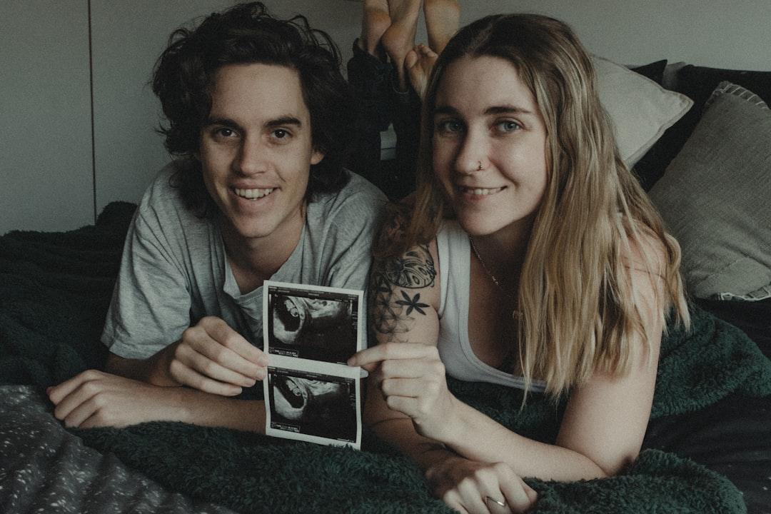 découvrez tout ce qu'il faut savoir sur la grossesse gémellaire : conseils, étapes, défis et joyeuses attentes pour les futurs parents de jumeaux.