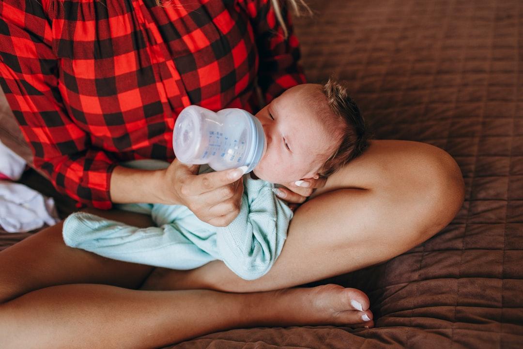 découvrez des stratégies efficaces pour calmer votre bébé : astuces douces, conseils pratiques et méthodes éprouvées pour apaiser rapidement les pleurs et favoriser le bien-être de votre enfant.