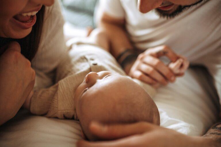 découvrez des stratégies efficaces pour calmer bébé rapidement : conseils pratiques, astuces douces et techniques éprouvées pour apaiser votre enfant et favoriser son bien-être.