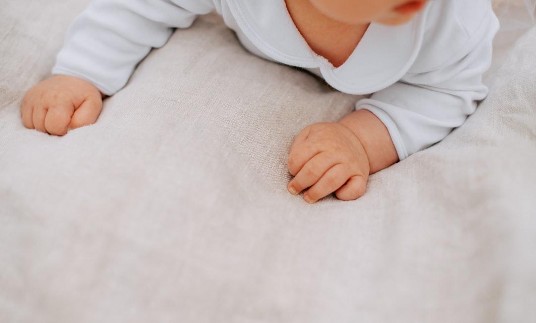 découvrez des solutions efficaces pour soulager les coliques de votre bébé. apprenez à identifier les causes, à gérer les crises de pleurs et à apporter du réconfort à votre enfant.