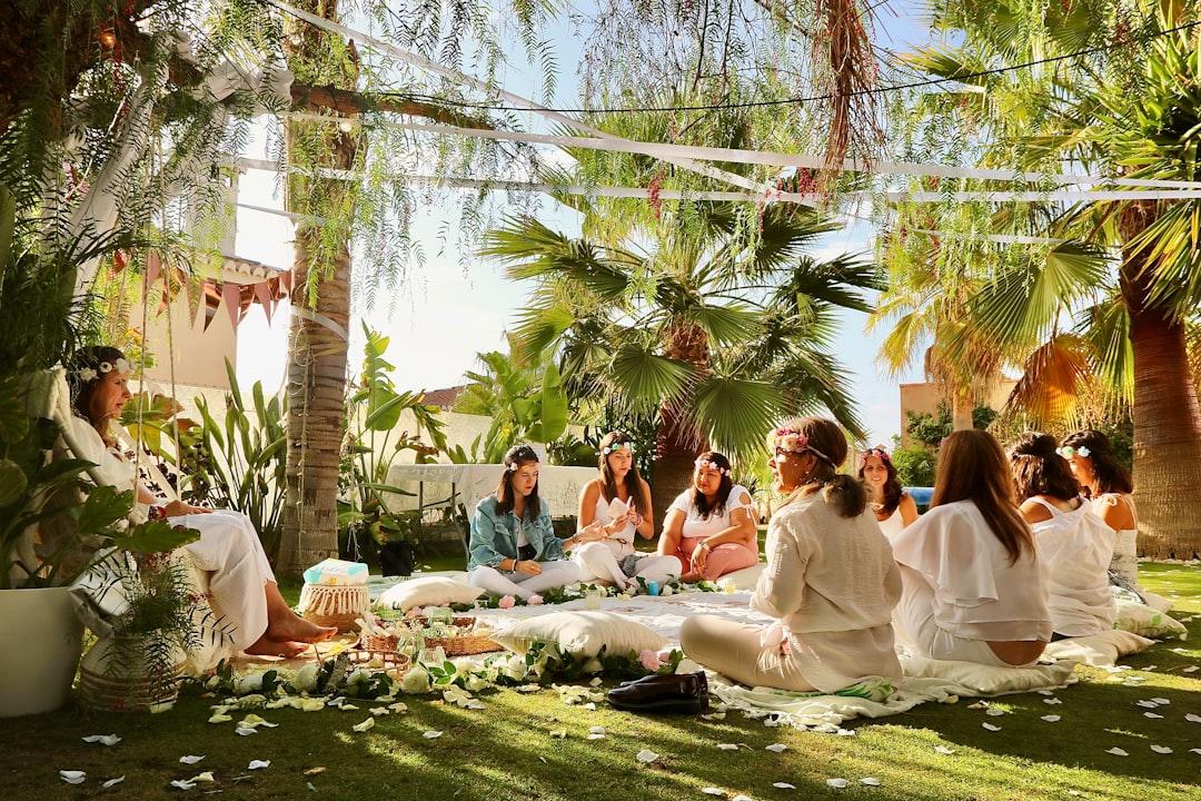 organisez une baby shower mémorable avec nos idées originales de décoration, de jeux et de cadeaux. découvrez des conseils pour célébrer l’arrivée de bébé dans une ambiance conviviale et festive !