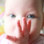 initier votre bébé à la langue des signes découvrez le baby sign language : une méthode simple et ludique pour communiquer avec votre bébé avant l’apparition des premiers mots. apprenez comment les signes favorisent l’échange et le développement de votre enfant dès le plus jeune âge.