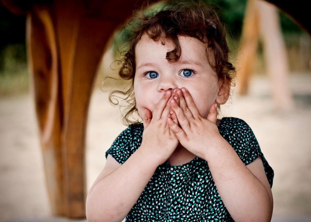 découvrez le baby sign language, une méthode ludique et efficace pour communiquer avec votre bébé avant qu'il ne parle. apprenez les signes essentiels pour faciliter l'expression des besoins, renforcer le lien parent-enfant et encourager le développement du langage.