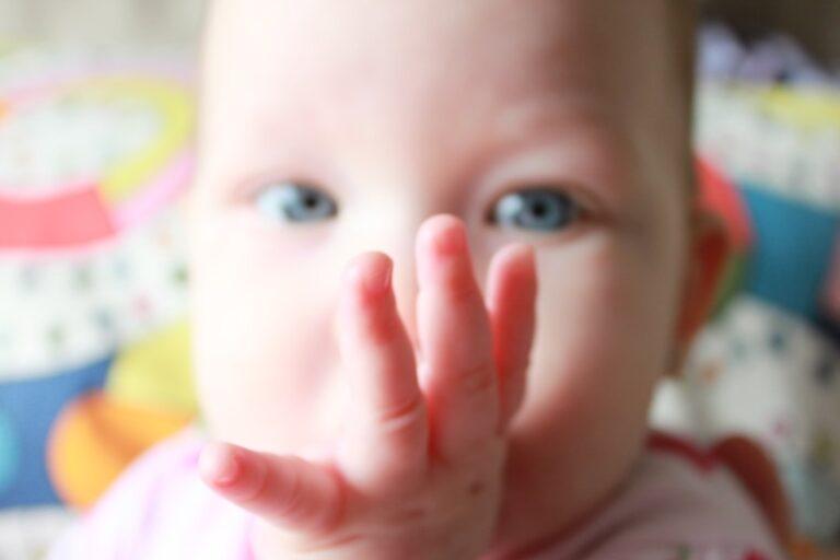 découvrez le baby sign language : une méthode simple et ludique pour communiquer avec votre bébé avant l’apparition des premiers mots. apprenez comment les signes favorisent l’échange et le développement de votre enfant dès le plus jeune âge.