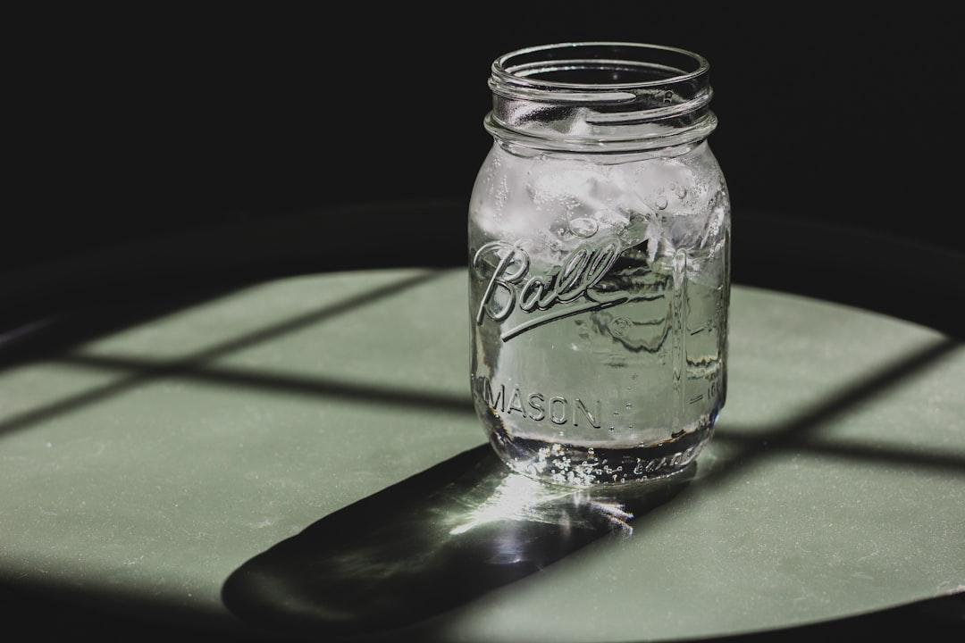 découvrez les causes, les symptômes et les solutions pour prévenir la déshydratation. apprenez à reconnaître les signes de manque d'eau dans le corps et à rester correctement hydraté au quotidien.