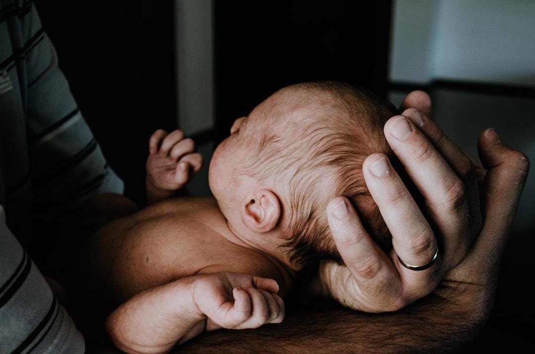 découvrez le rôle essentiel d'une doula dans l'accompagnement périnatal. que ce soit pendant la grossesse, l'accouchement ou le post-partum, une doula apporte soutien émotionnel, informations et soins personnalisés pour une expérience de naissance positive et sereine.