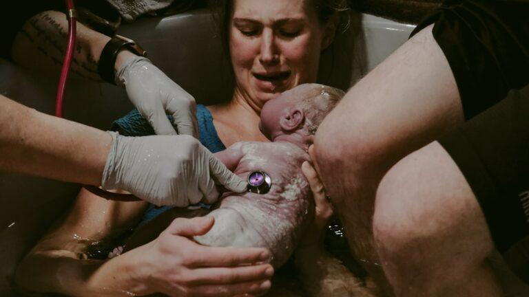 découvrez le rôle essentiel d'une doula, professionnelle de l'accompagnement périnatal, qui aide les futures mamans à vivre une grossesse sereine et un accouchement épanouissant. bénéficiez de soutien émotionnel et pratique tout au long de cette aventure unique.
