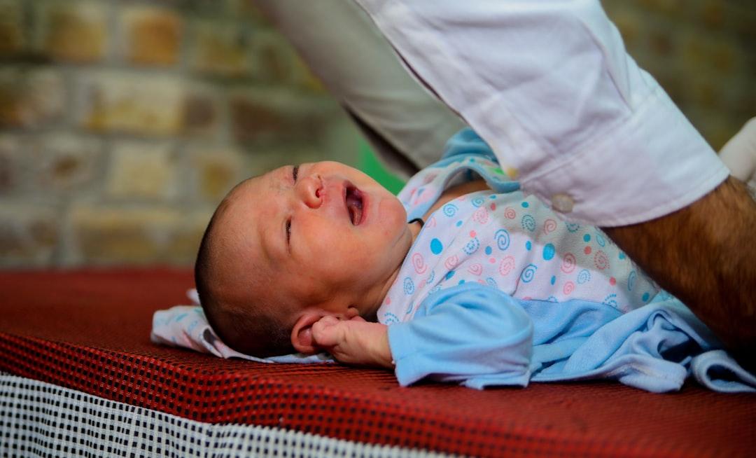 découvrez les raisons pour lesquelles les nourrissons pleurent et comment apaiser votre bébé. des conseils pratiques pour comprendre et répondre aux besoins de votre enfant.