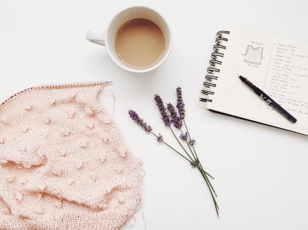 découvrez l'art du tricot avec nos conseils, tutoriels et modèles variés. que vous soyez débutant ou expert, plongez dans un univers créatif où la laine se transforme en œuvres d'art uniques.