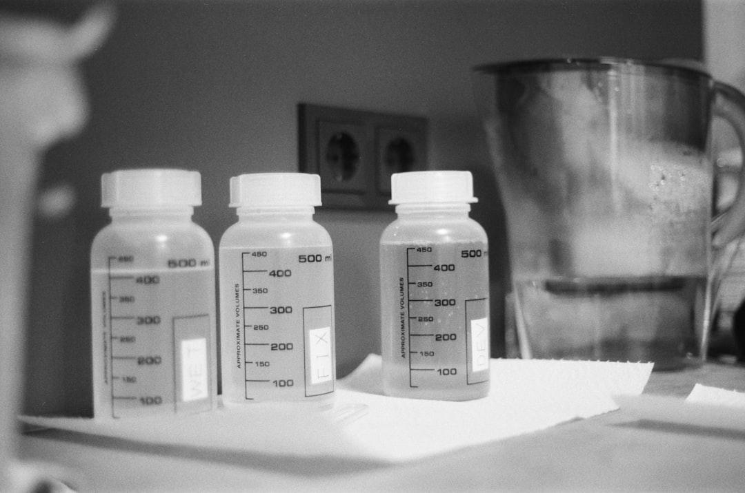 découvrez les bonnes pratiques pour l'administration des médicaments : étapes, précautions et conseils pour assurer une prise sécurisée et efficace au quotidien.
