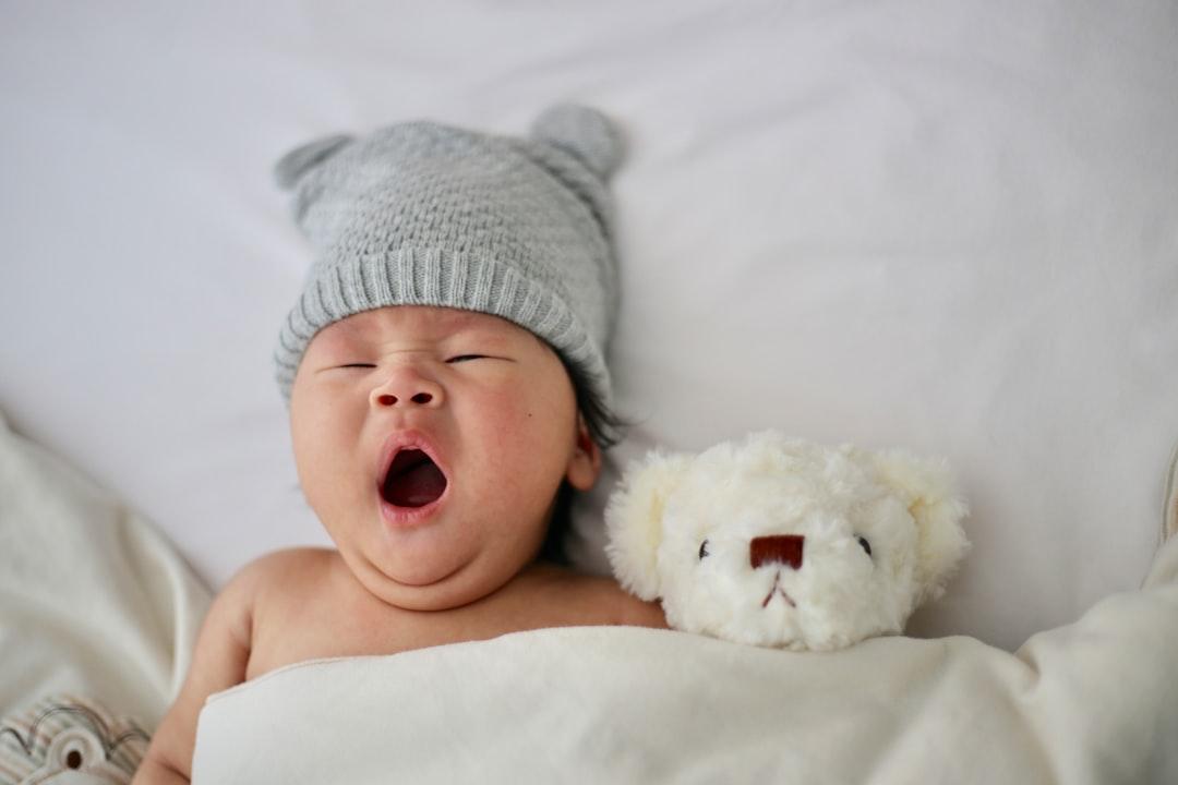 découvrez combien de temps un nouveau-né dort en moyenne, les facteurs qui influencent la durée du sommeil des bébés, et des conseils pratiques pour assurer un repos optimal à votre enfant.