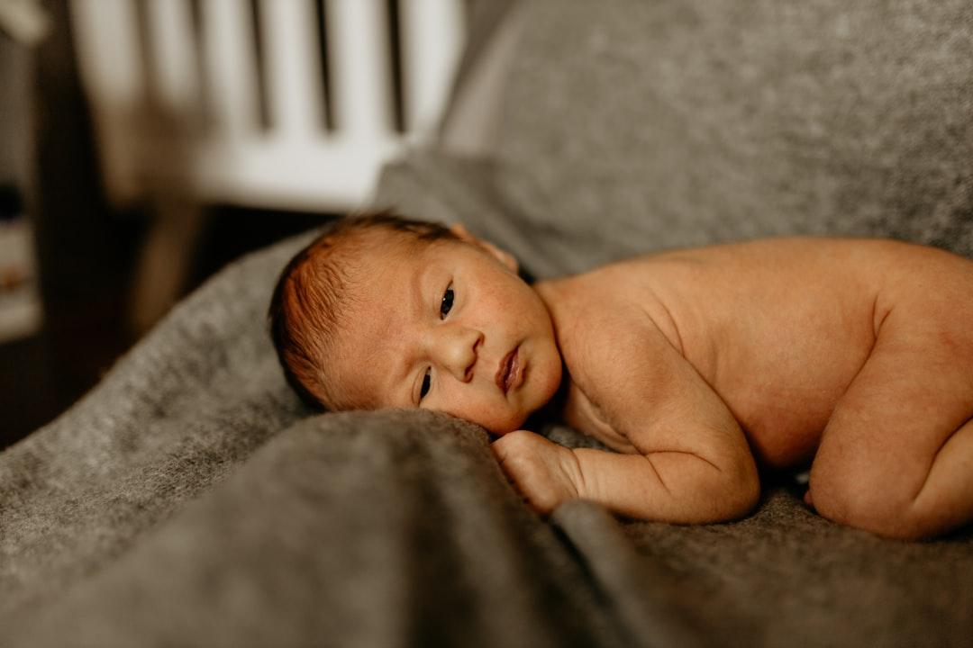 découvrez combien d'heures dort un nouveau-né, l'évolution de la durée de sommeil pendant les premiers mois, et des conseils pratiques pour favoriser un bon repos à votre bébé.