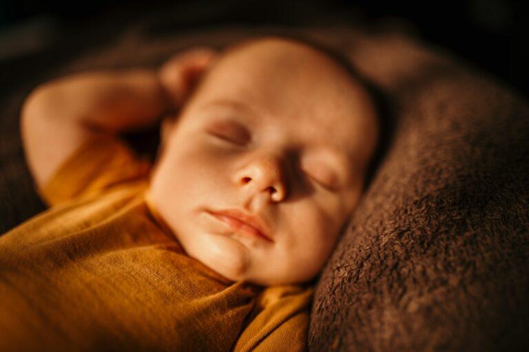 découvrez combien d'heures un nouveau-né devrait dormir chaque jour, les phases de sommeil recommandées et des conseils pour favoriser un bon repos pour votre bébé.