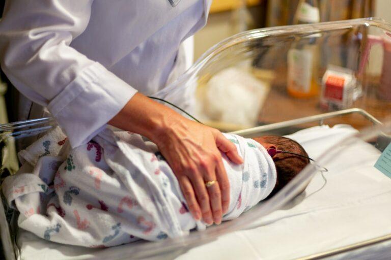 découvrez le rôle du pédiatre : un professionnel de santé dédié à la prévention, au diagnostic et au traitement des maladies chez les nourrissons, enfants et adolescents. conseils et informations pour accompagner la santé de vos enfants.