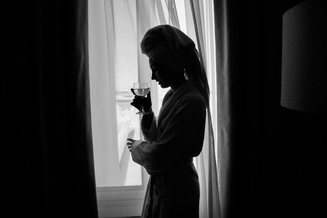 découvrez les symptômes courants de la dépression postpartum, comment les reconnaître et quand demander de l’aide pour assurer le bien-être de la mère et du bébé.