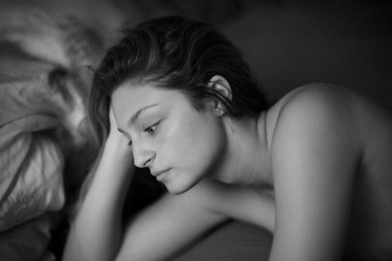 découvrez les principaux symptômes de la dépression post-partum, comment les reconnaître et quand consulter un professionnel pour un accompagnement adapté après l'accouchement.