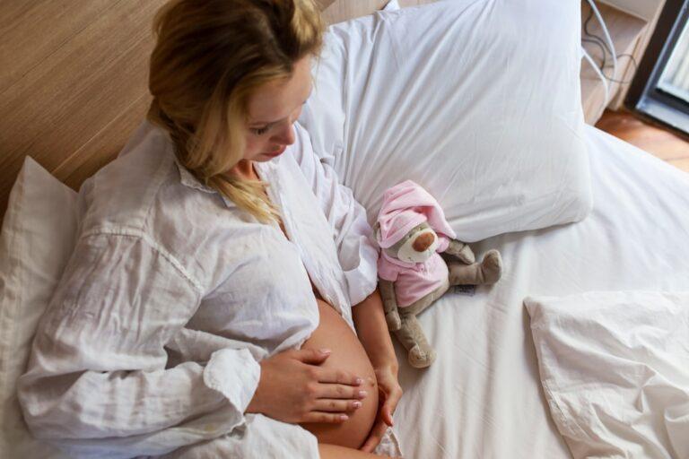 découvrez l'importance des visites prénatales : suivi médical, dépistage, conseils et accompagnement pour assurer la santé de la future maman et du bébé pendant toute la grossesse.