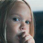 les raisons pour lesquelles votre bébé aime sucer son pouce découvrez tout ce qu'il faut savoir sur la succion du pouce chez les enfants : causes, conséquences et conseils pour aider votre enfant à arrêter cette habitude.