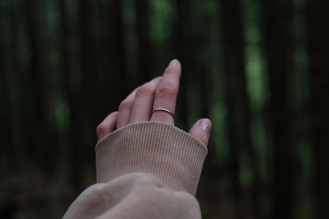 découvrez les causes, les conséquences et les solutions pour arrêter la succion du pouce (thumb-sucking) chez les enfants. conseils pratiques pour les parents afin de préserver la santé bucco-dentaire.