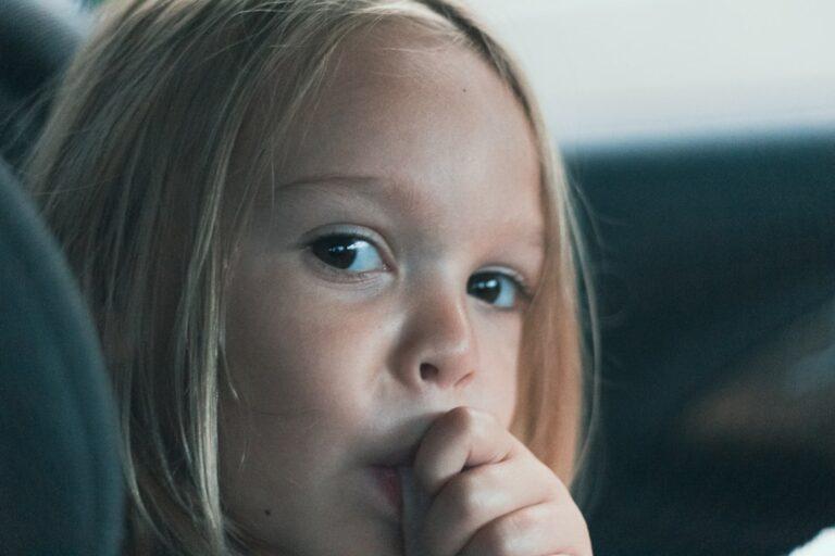 découvrez tout ce qu'il faut savoir sur la succion du pouce chez les enfants : causes, conséquences et conseils pour aider votre enfant à arrêter cette habitude.