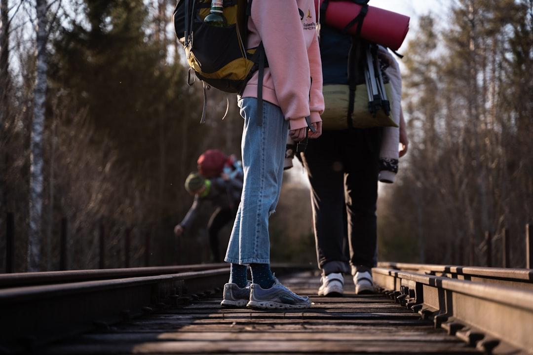 découvrez tous nos conseils pratiques pour voyager sereinement avec bébé : préparation, indispensables à emporter, astuces pour le trajet et sécurité, afin de profiter pleinement de vos voyages en famille.