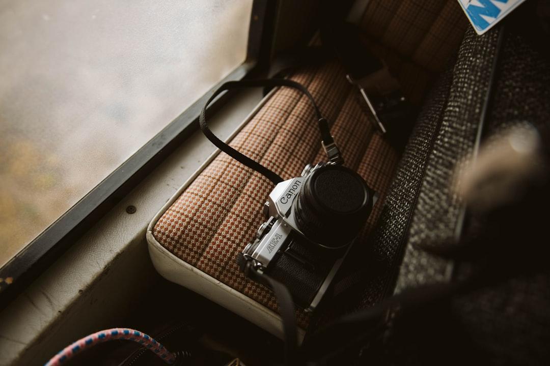 découvrez nos conseils et astuces pour voyager sereinement avec bébé : préparation, organisation, bagages indispensables et recommandations pour rendre votre voyage agréable et sans stress, que ce soit en avion, en train ou en voiture.