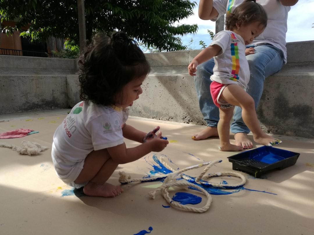 découvrez des idées d'activités ludiques et éducatives pour bébé, adaptées à chaque âge. stimulez son développement et partagez des moments de complicité avec votre enfant grâce à nos suggestions d'activités simples et amusantes.
