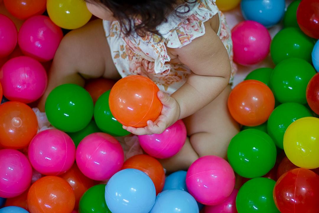 découvrez des idées d'activités ludiques et éducatives adaptées aux bébés pour favoriser leur éveil et leur développement tout en s'amusant, à la maison ou en sortie.