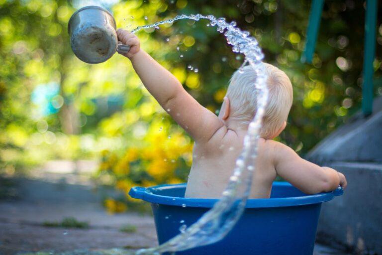 découvrez tout ce qu'il faut savoir pour donner le bain à votre bébé en toute sécurité : conseils, accessoires indispensables et astuces pour transformer ce moment en un doux rituel de bonheur.