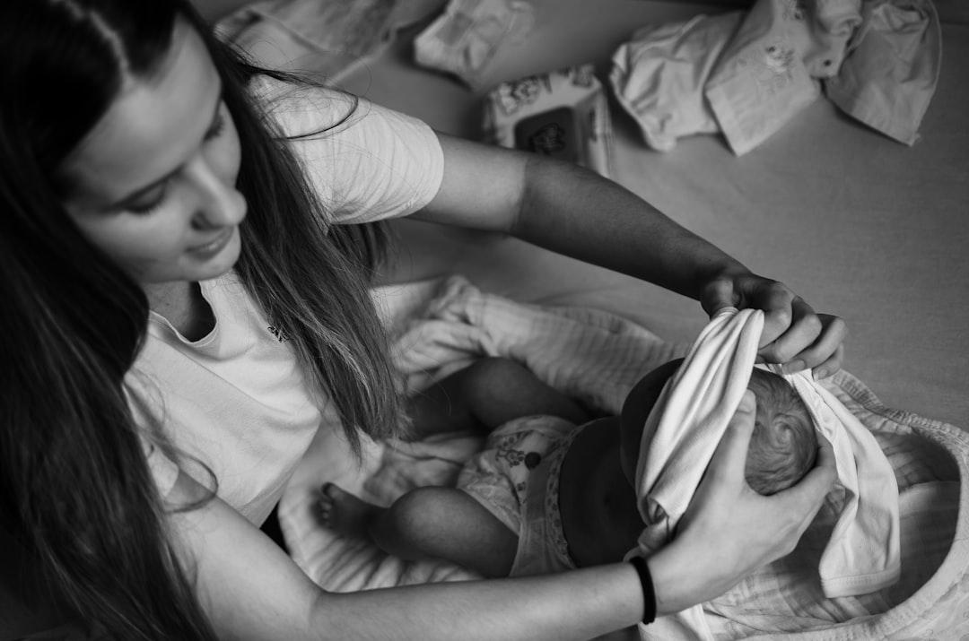 découvrez les bienfaits du baby massage pour apaiser et renforcer le lien avec votre bébé. apprenez des techniques douces pour favoriser son bien-être et son développement.