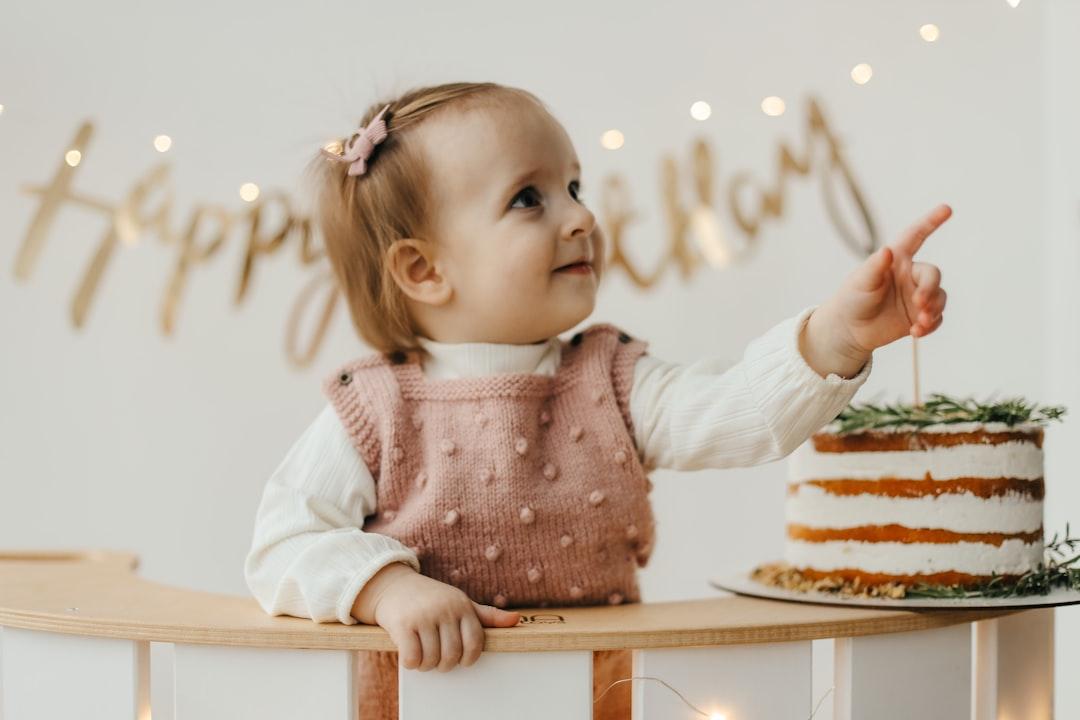 découvrez comment organiser une célébration unique et mémorable pour nommer votre bébé, avec des idées de rituels, de décorations et des conseils pratiques pour réunir famille et amis autour de ce moment spécial.