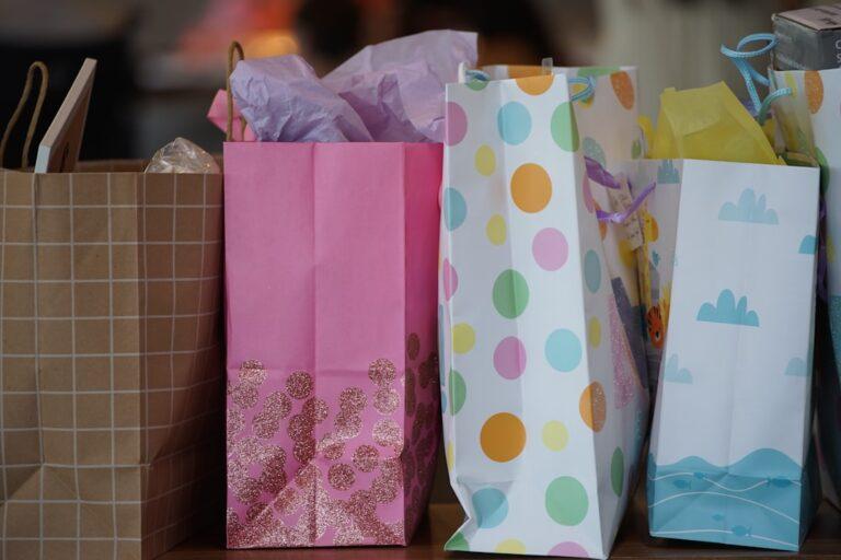 découvrez des idées de cadeaux parfaits pour une baby shower : articles utiles, originaux et adorables pour célébrer l’arrivée de bébé et faire plaisir aux futurs parents.