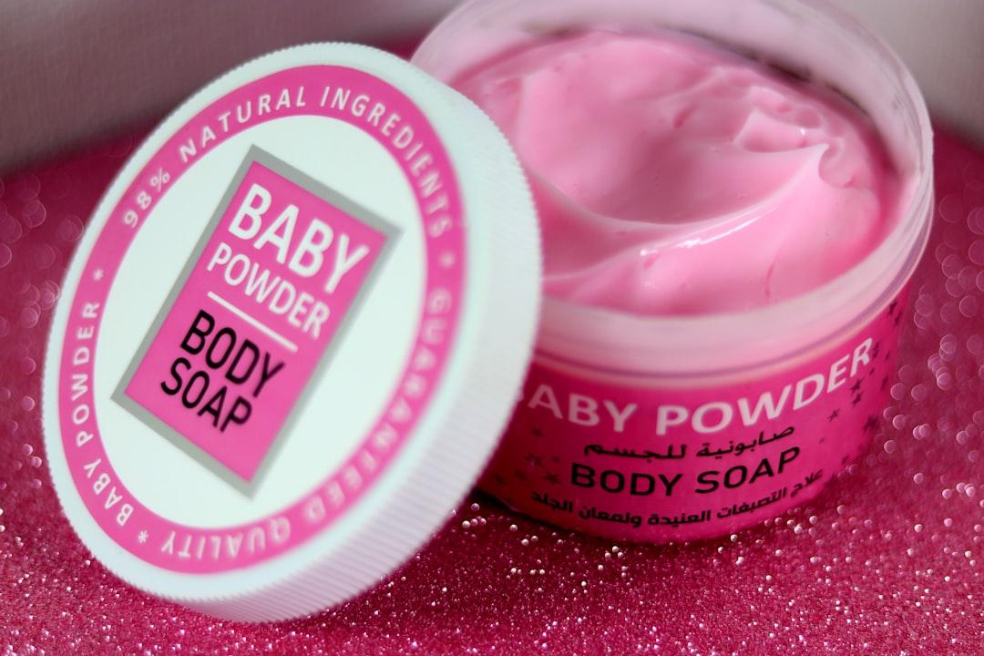 découvrez les meilleures astuces et conseils pour prendre soin de la peau délicate de votre bébé. produits adaptés, routines naturelles et précautions essentielles pour une peau douce et protégée au quotidien.