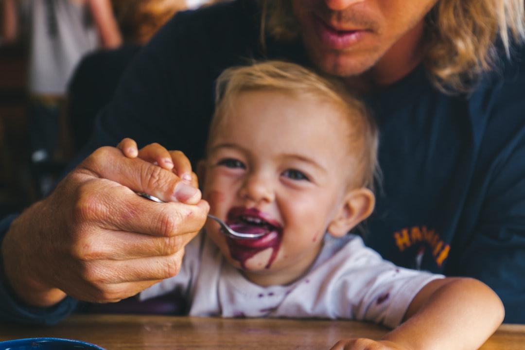 découvrez nos conseils et astuces pour réussir le premier repas de bébé : aliments recommandés, préparation, et étapes essentielles pour une introduction alimentaire en douceur.