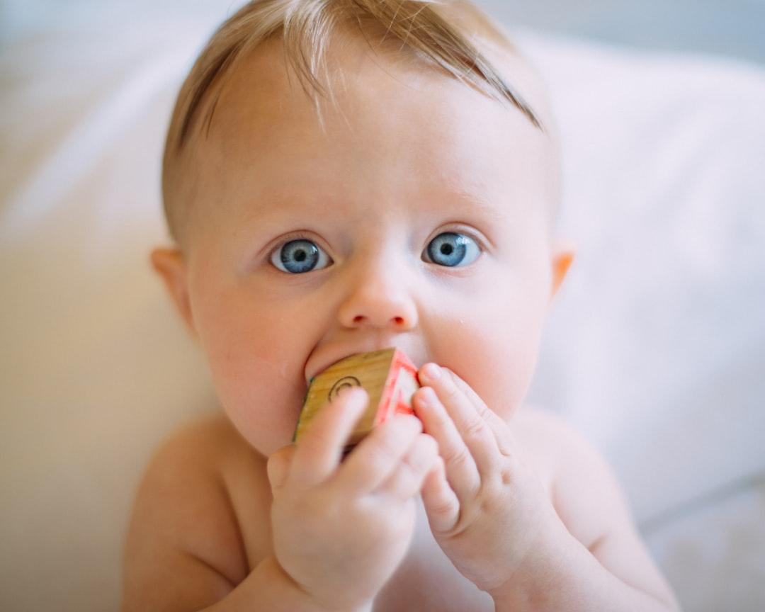 découvrez nos conseils et astuces pour réussir le premier repas de bébé : aliments à privilégier, étapes clés et astuces pour une introduction alimentaire tout en douceur.