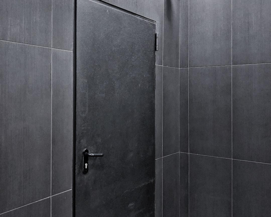 découvrez nos conseils et solutions pour assurer la sécurité dans votre salle de bain : équipements antidérapants, aménagements adaptés et bonnes pratiques pour prévenir les accidents au quotidien.