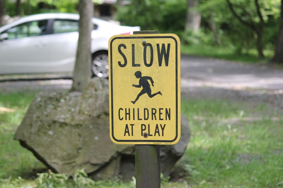 découvrez des conseils et ressources essentiels pour assurer la sécurité de votre enfant à la maison, à l’école et en ligne. protégez leur bien-être avec nos recommandations dédiées à la sécurité des enfants.