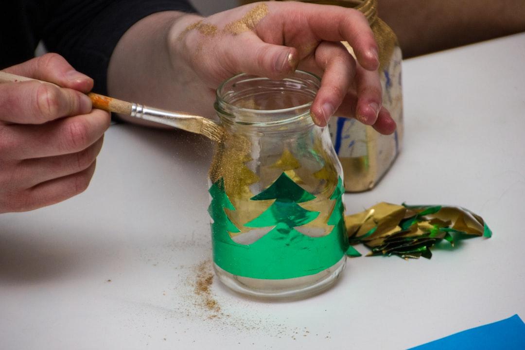 découvrez des idées originales et faciles de bricolages de noël pour petits et grands : décorations, cartes, cadeaux faits main et activités créatives pour illuminer les fêtes !