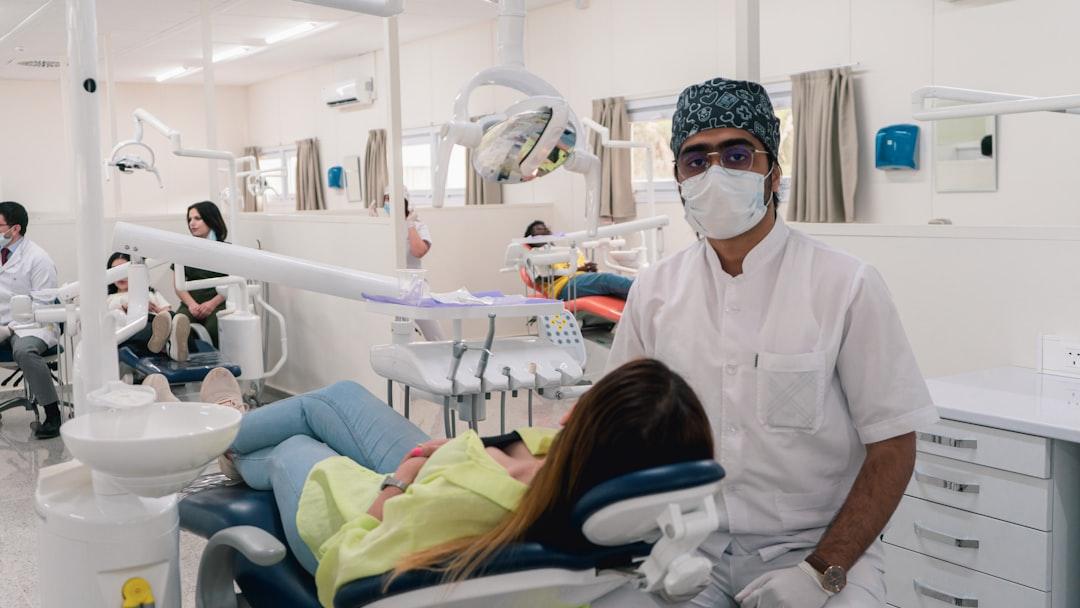 découvrez comment se déroule une visite chez le dentiste, de la consultation initiale aux soins courants, pour assurer une bonne santé bucco-dentaire et un sourire éclatant.