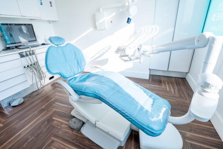découvrez tout ce qu'il faut savoir sur une visite chez le dentiste : déroulement, conseils pour bien se préparer et importance des contrôles réguliers pour une santé bucco-dentaire optimale.