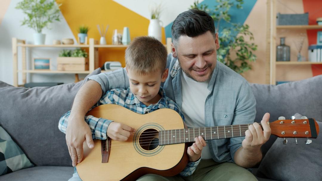 découvrez comment renforcer la relation père-enfant, favoriser une communication authentique et bâtir des liens solides pour une complicité durable au sein de la famille.