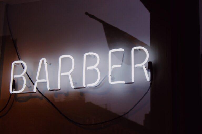 découvrez nos conseils et astuces pour réussir la première coupe de cheveux de votre enfant dans une ambiance sereine et rassurante. conseils pratiques pour parents et professionnels.