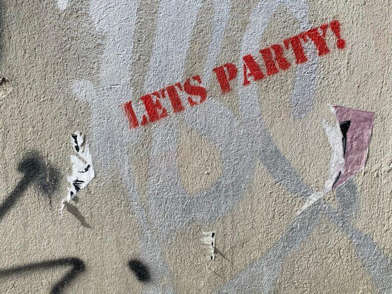 organisez une gender reveal party inoubliable ! découvrez des idées originales pour dévoiler le sexe de bébé, des conseils pour la décoration, des jeux amusants et des inspirations pour une fête réussie.