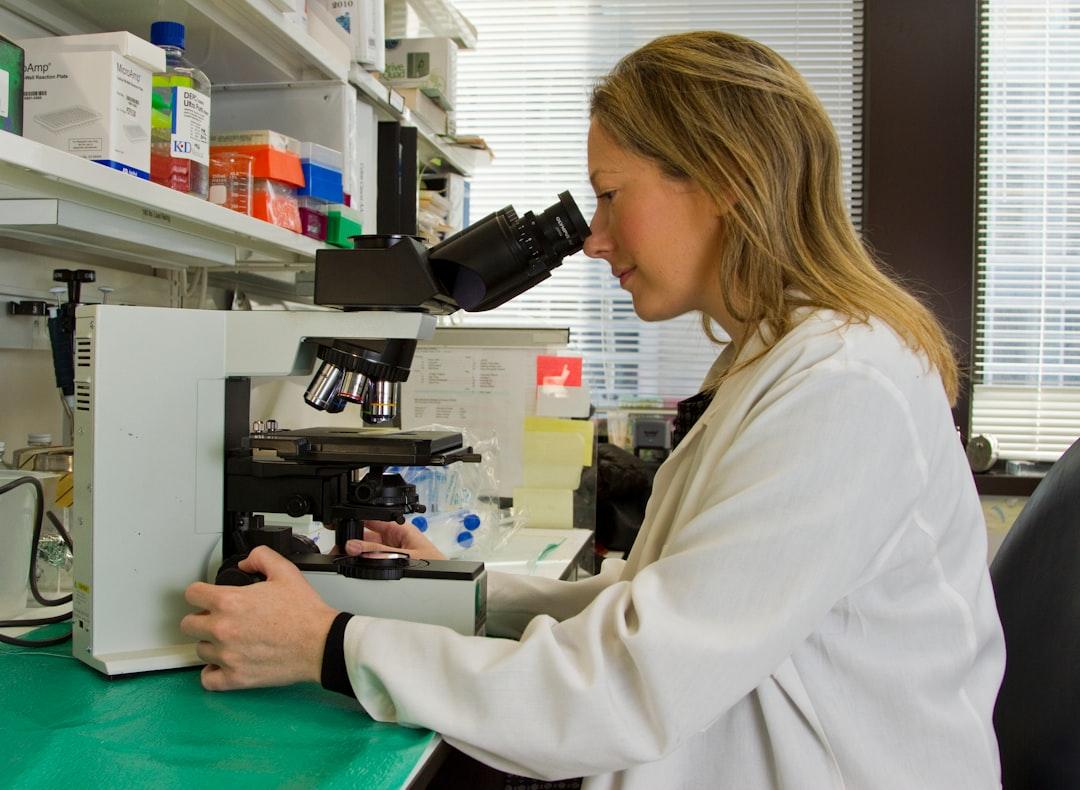 découvrez le dépistage génétique : explication, avantages et implications pour la santé. apprenez comment le test génétique peut aider à identifier les risques de maladies héréditaires et personnaliser vos soins médicaux.