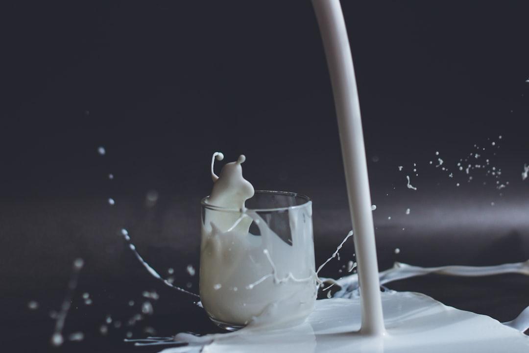 découvrez comment introduire le lait dans l’alimentation de votre bébé : conseils, étapes clés et précautions pour une transition en douceur et en toute sécurité.