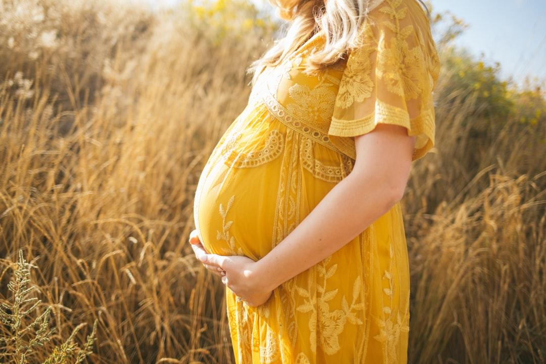 découvrez tout ce qu'il faut savoir sur les grossesses multiples : causes, risques, suivi médical et conseils pour une grossesse sereine avec des jumeaux, triplés ou plus.