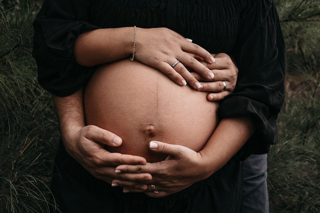 découvrez tout ce qu'il faut savoir sur les grossesses multiples : causes, risques, suivi médical et conseils pour vivre cette expérience unique en toute sérénité.