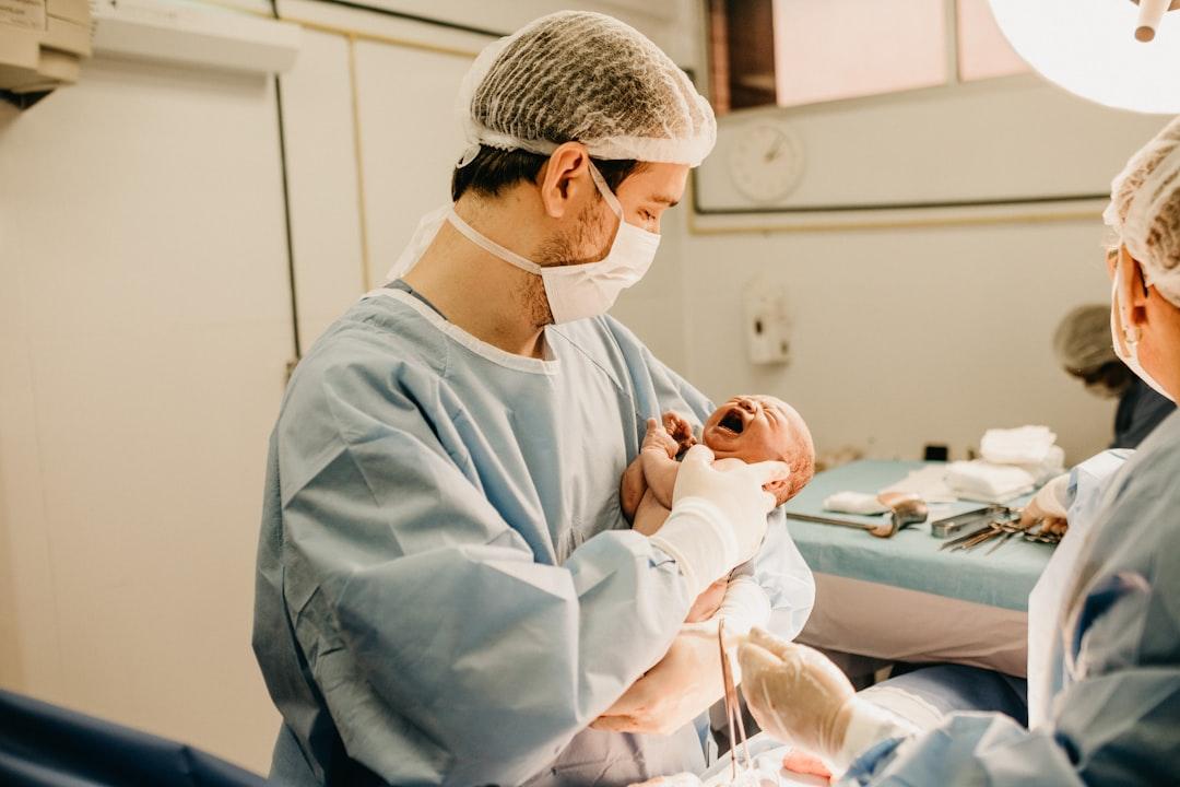 découvrez tout sur les soins néonatals : importance, conseils pour les parents, prise en charge des nouveau-nés prématurés ou à risques, et meilleures pratiques pour assurer la santé et le bien-être du bébé dès la naissance.