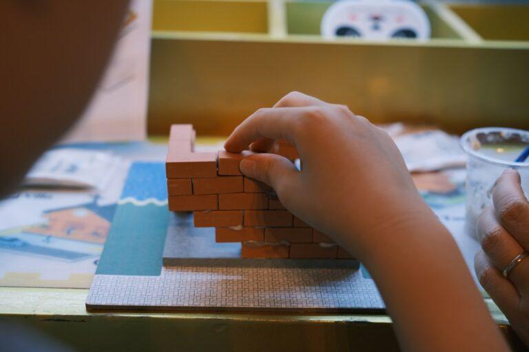 découvrez l'apprentissage basé sur le jeu : une méthode ludique et efficace qui stimule la curiosité et le développement des enfants tout en favorisant leur engagement actif et leur créativité.